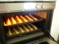 170～180度に予熱をしたオーブンに生地を入れて焼成します。ガスオーブンの場合、170～180度で焼成時間は10分～12分が目安です。<br />
<br />