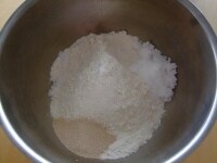 ボウルに強力粉、イースト、砂糖、塩を入れざっくりと混ぜます。この時、塩とイーストは隣接しないように気をつけましょう。<br />
<br />