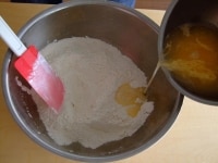 仕込み水（＝全卵、水）を加え、更に混ぜていきます。<br />