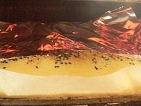 オーブントースターに入れて8～10分焼く。6～7分ほど焼いたらそっと覗いてみて、 焦げそうになってたら、10cmほどに切ったアルミホイルをかぶせる。