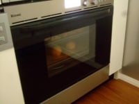 170度に～180予熱をしたオーブンに生地を入れて焼成します。ガスオーブンの場合、170～180度で焼成時間は12～15分が目安です。<br />
<br />