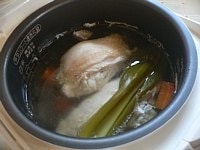 具を皿に盛り付け、スープをザルでこしながら注ぐ