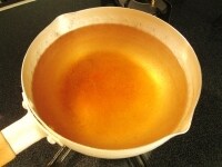 鍋に和風スープの材料を合わせ加熱する