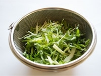 水菜は5cm程度の大きさに、しそときゅうり、とセロリを千切りにして、混ぜ合わせておきます。<br />