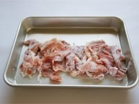 豚もも肉に塩こしょうをし、片栗粉をはたきます。<br />