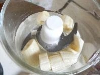 バナナの皮をむいて飾り用を少し取り置き、適当に切って、白みつ（50cc）、レモン汁と一緒にフードプロセッサーに入れ、粒々が残る程度に粗く砕く。