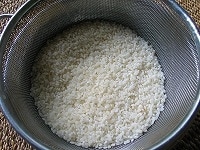米はよく洗い、ザルに上げて３０分～１時間ほど置いておきます。