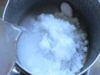 鍋に砂糖と水を入れて火にかけ、沸騰したら火を弱めて5分ほど煮詰めて冷ます。