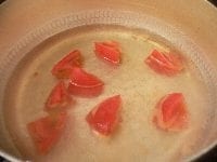 トマトは乱切り。みょうがは千切りにして水にサッとさらして水を切る。オクラは塩少々（分量外）をまぶして板ずりしてうぶ毛を取り、水で洗って薄く切る。 <br />
<br />
だし汁を沸かしてトマトを入れ、ひと煮立ちしたら味噌とオクラを入れる。<br />