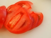 トマトはヘタをとり、1センチくらいの幅に切る<br />