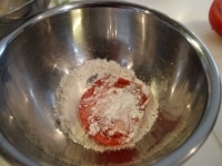 切ったトマトの両面に薄く小麦粉をつける<br />
