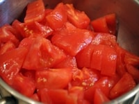 トマトは皮を湯むきして、横半分に切りタネとヘタを取り除き、ざく切りにする。