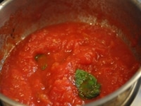 1のトマトを厚底鍋に入れ、ニンニク、塩を入れて、弱火にかけ、じっくり煮込む。時々、混ぜて、トマトが焦げないように注意し、煮詰まってきたら火を止めて、バジリコの葉を加えて2-3分したら出来上がり。