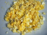 ゆで卵、アーティチョークは細かく切り混ぜ、塩、レモン、オリーブオイルと和えておく。<br />