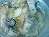 その間に牡蠣を洗います。
牡蠣はボールに入れ、薄い塩水を加えて、そっとかき回しながら洗い、ふきんなどで水気をふき取っておきます。
