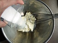 クリームチーズとグラニュー糖をボウルに入れ、グラニュー糖のざらざらがなくなるまで泡立て器でよく混ぜます。この時、クリ―ムチーズを室温に戻しておくと作業しやすいです。<br />