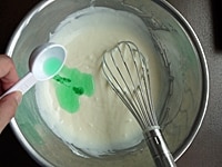 ヨーグルト、ミントリキュールを加え、よく混ぜます。この後、お好みで、少量の水で溶いた食用色素（緑）を加えてください。<br />