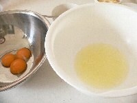 手際よく作るために材料を量って用意しておく。卵は白身と黄身に分けて別々のボウルに入れる。インスタントコーヒーを水かぬるま湯で溶いておく。 <br />
