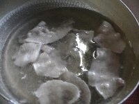ブロッコリーをゆでる。卵をゆでる。枝豆をゆでる。豚肉をゆでて水に取って冷まし、水気をきる。刺身のツマ用に、大根をカッターで削り、冷水に浸けて冷蔵庫に入れておく。（シャキッとさせるため。） <br />