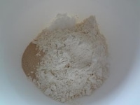 ボウルにフランスパン専用粉、イースト、砂糖、塩を入れざっくりと混ぜます。この時、塩とイーストは隣接しないように気をつけましょう。<br />