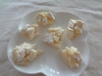 ベンチタイムの間に、フィリングのチーズを6個分にカットしておくと良いでしょう。<br />