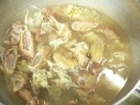 鍋に蟹の殻を入れ、かぶるくらいの水を入れて火にかけ、煮立ったら5分ほど煮てダシを取る。蟹みそをかきだした後の甲羅の中も鍋の湯で洗い落とす。