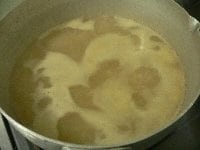 殻を網杓子ですくい取り、酒、味噌、適当に切った豆腐を入れる。お椀に盛り、青ねぎを散す。七味を振り入れてもおいしい。