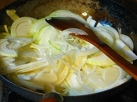タマネギを薄切りにし、オリーブ油を入れたフライパンで炒めます。
最初中火で炒め、タマネギがやわらかくなって色づいてきたら弱火にします。 