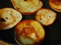 フライパンにバターかオリーブオイル（分量外）を少々入れて火にかけ、スライスしたパンを入れて、両面とも焼き色を付け、カリッとさせま