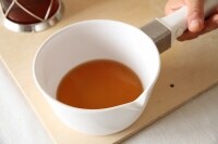 小鍋にティーバッグ、または茶葉を入れ、熱湯を注ぐ。指定の時間蒸らしたら、ティーバッグを取り除き（または、茶漉しで漉し）、砂糖を加える。火にかけて、少しとろみがつくまで軽く煮詰め、冷ましておく。<br />