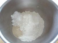 ボウルに強力粉、イースト、砂糖、塩を入れざっくりと混ぜます。この時、塩とイーストは隣接しないように気をつけましょう。<br />