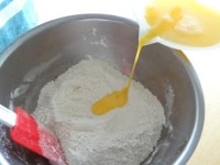 仕込み水（＝卵、オレンジジュース）を加え、更に混ぜていきます。<br />