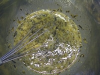 卵、サラダ油、塩をボウルに入れ、泡だて器でよく混ぜます。小鍋に2のほうれん草、グラニュー糖、レモン汁を加え、焦がさないように木べらでかきまぜながら、弱火で10分煮ます。