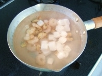 鍋に水を500mlほど入れて沸騰させます。そこに冷凍シーフードミックスを入れて下茹でします。茹で上がったら粗熱をとっておきます。<br />