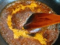 
 
酢、日本酒、醤油、唐辛子、砂糖を鍋に入れて火にかけ、よく混ぜます。沸騰して砂糖が溶けたらさらにごま油を加えます。 