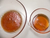 右側が果汁だけのソースで、左側が実も入れて作った粒々ソース。<br />