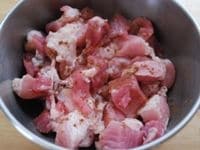 &nbsp;豚肉は拍子木切りのように、1.5ｃｍ幅に切ります。オールスパイスと塩（分量外：2つまみ）を加えて全体をもみ込み、10分常温に置きます。