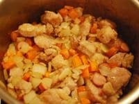 鍋で豚肉と野菜を炒める