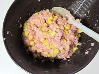 豚ひき肉、水気を切ったコーン、玉ねぎ、すりおろし生姜、ごま油、醤油、塩、こしょう、片栗粉（大さじ1）を合わせ、よく混ぜます。<br />