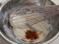 脂肪分4７％程度の生クリームに砂糖を入れて、泡立て器でツノがたつまで泡だてる。泡だったら、塩ひとつまみと、ナツメグを3，4振り入れて、混ぜる。<br />