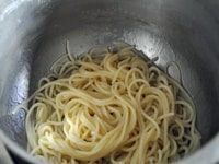 塩をしたたっぷり目の湯でスパゲッティをアルデンテに茹で上げ、水をよく切り、大さじ1杯のオリーブオイルに和えておく。（※この塩とオリーブオイルは分量外）