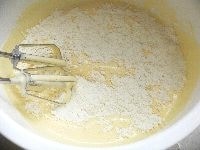 小麦粉を広げて加え、ハンドミキサーの強で2分間泡立てる。