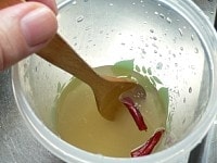 保存容器に酢、酒、砂糖、塩、赤唐辛子を入れてよく混ぜる。<br />