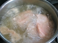 鍋にお湯を沸かし、沸騰したら豚スペアリブを入れ、10分間、中火で茹でます。