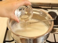 水にスキムミルクを入れてよく溶かし、はちみつを合わせて混ぜます。<br />