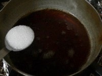 鍋にコーラを入れて火にかけ、沸いてきたらグラニュー糖を入れて溶かし、火を止める。