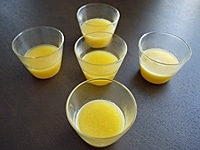 型の1／2までオレンジジュースのゼリー液を注ぎ入れ、冷蔵庫で冷やします。