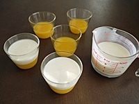 オレンジゼリーが完全に固まっているのを確認してから、ヨーグルトのゼリー液を上から静かに注ぎ入れ、冷蔵庫で冷やします。