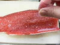 鮭に塩をパラパラふりかける。