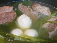 豚肉が十分にやわらかくなったらカブを鍋に加えます。 